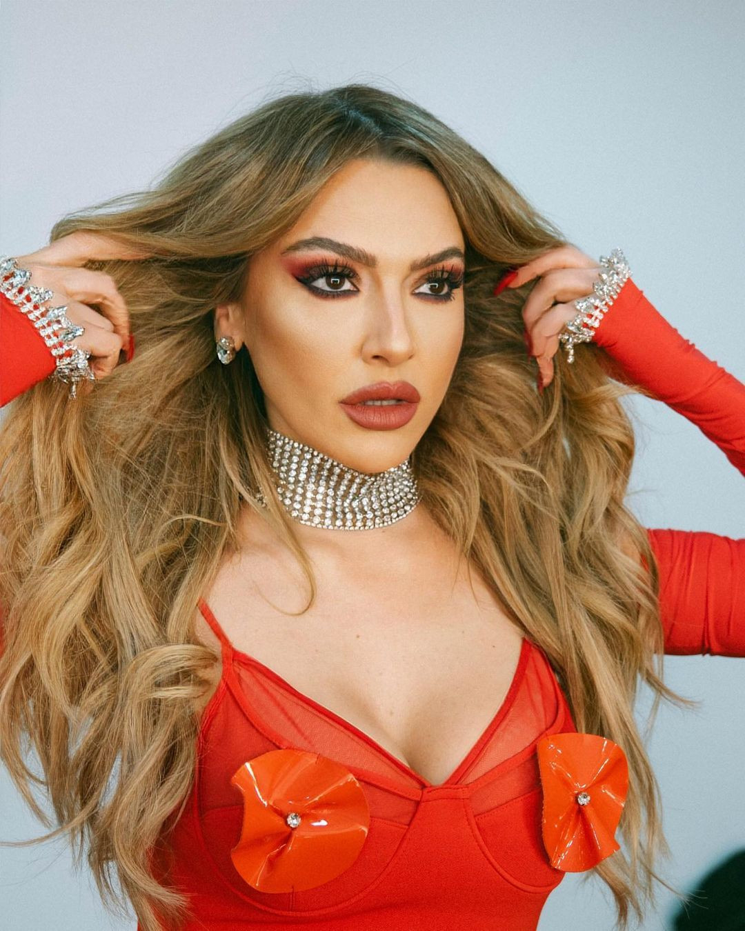 Hadise kırmızılar içerisindeki pozlarıyla büyüledi! Notu sosyal medyayı salladı - Sayfa 11