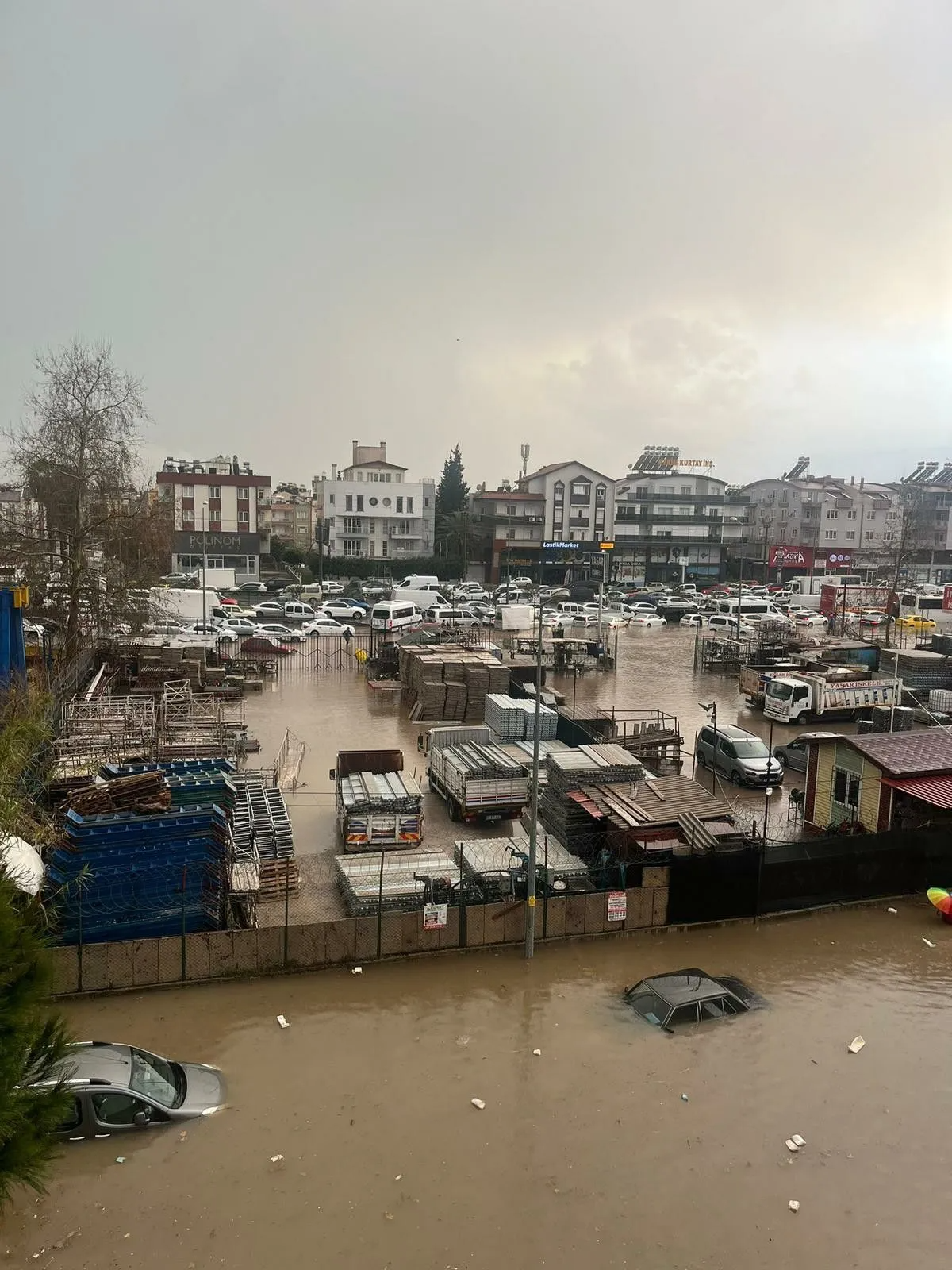 Antalya'yı yağmur ve hortum fena vurdu! Çok sayıda yaralı var - Sayfa 4