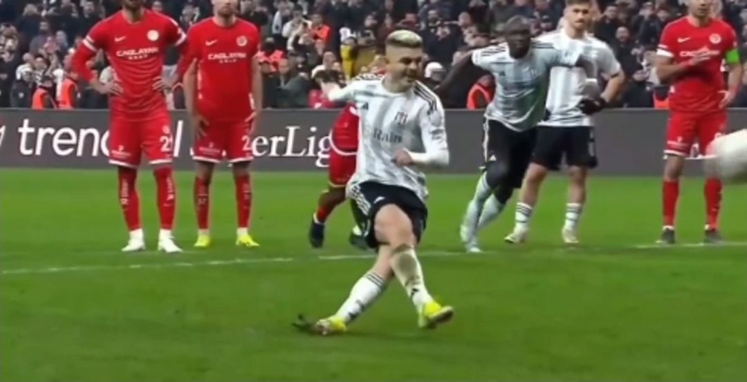 Sahalarda ender görülen olay! Beşiktaş'ın penaltısı neden geçerli sayılmadı? - Sayfa 12