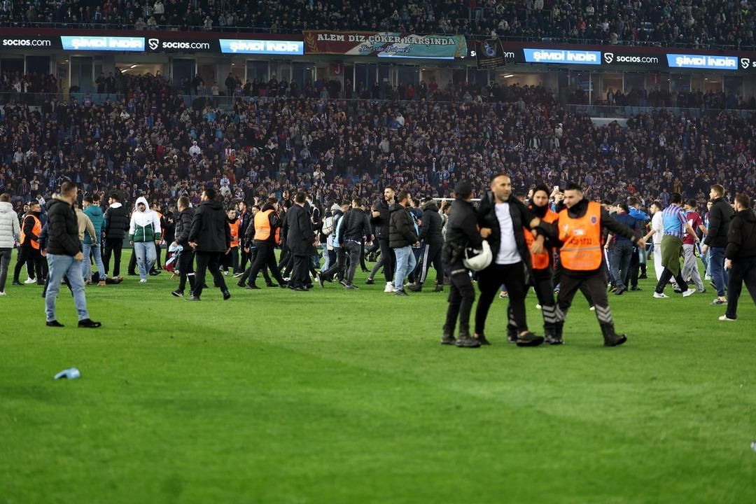 Fenerbahçeli futbolcuyu korner bayrağıyla kovaladı! Sözün bittiği yer! - Sayfa 18