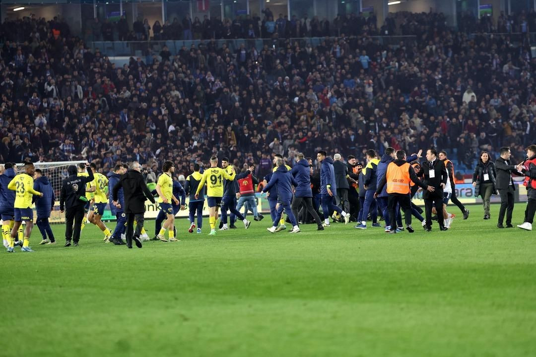 Fenerbahçeli futbolcuyu korner bayrağıyla kovaladı! Sözün bittiği yer! - Sayfa 21