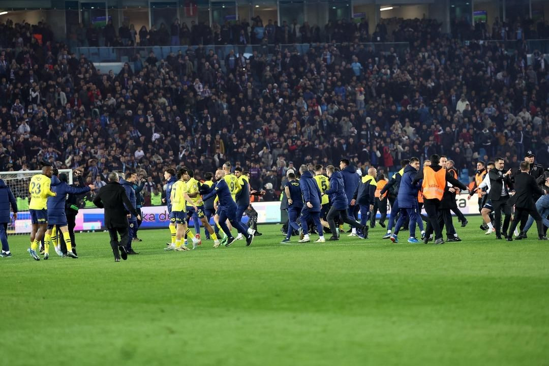 Fenerbahçeli futbolcuyu korner bayrağıyla kovaladı! Sözün bittiği yer! - Sayfa 22