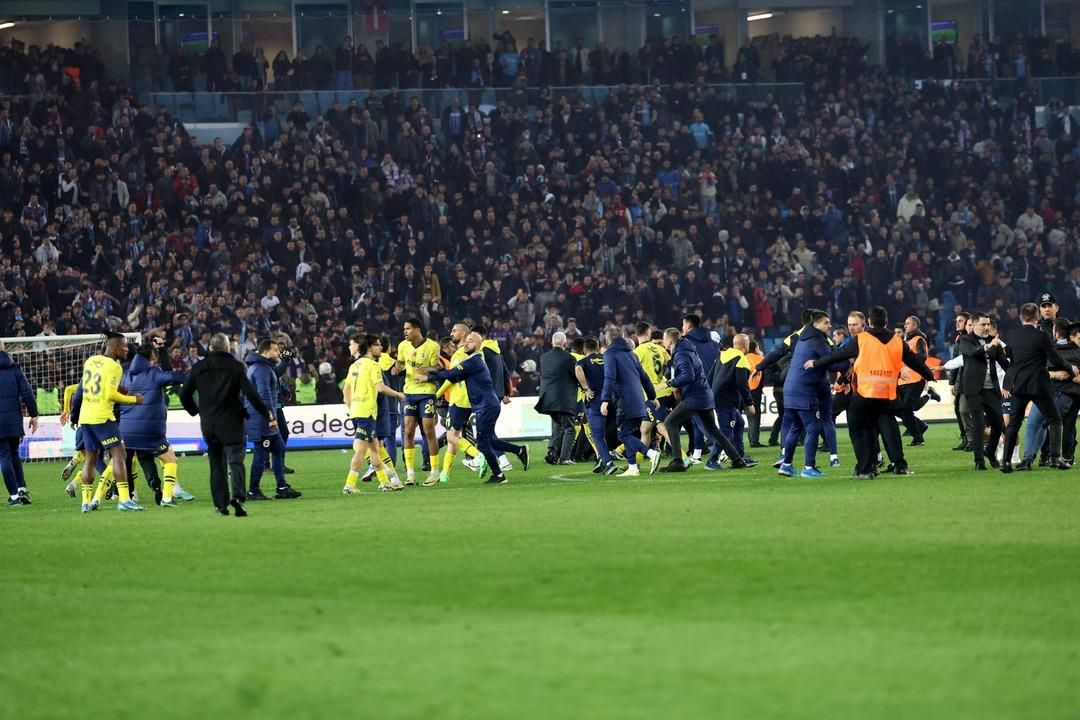 Fenerbahçeli futbolcuyu korner bayrağıyla kovaladı! Sözün bittiği yer! - Sayfa 24