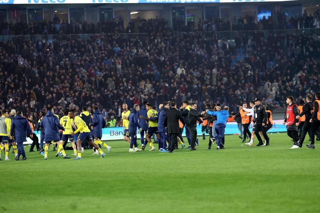 Fenerbahçeli futbolcuyu korner bayrağıyla kovaladı! Sözün bittiği yer! - Sayfa 25