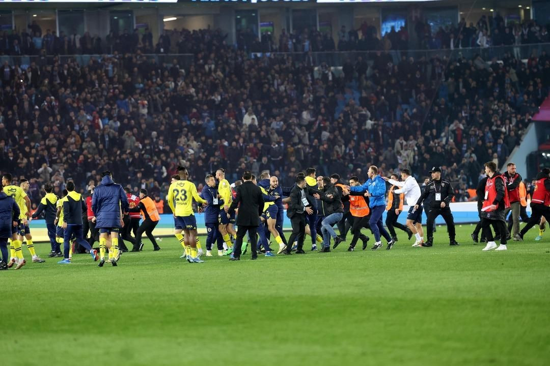 Fenerbahçeli futbolcuyu korner bayrağıyla kovaladı! Sözün bittiği yer! - Sayfa 31