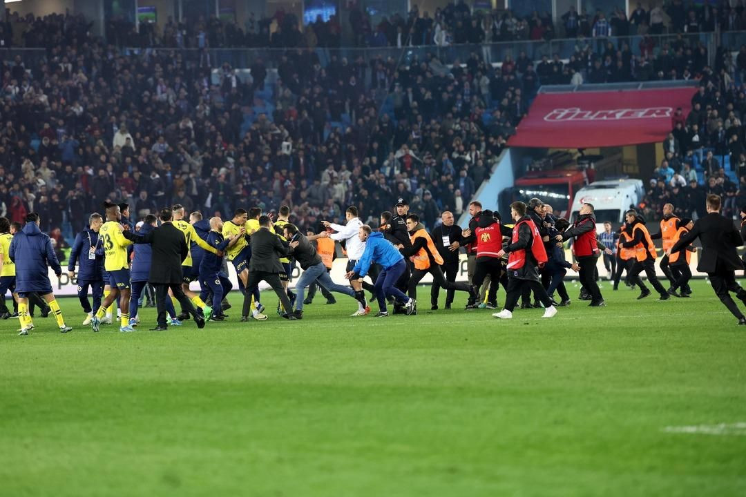 Fenerbahçeli futbolcuyu korner bayrağıyla kovaladı! Sözün bittiği yer! - Sayfa 36