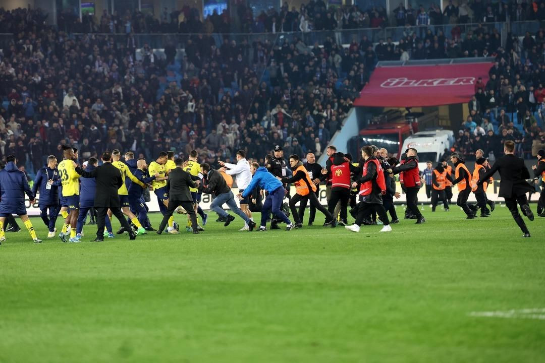 Fenerbahçeli futbolcuyu korner bayrağıyla kovaladı! Sözün bittiği yer! - Sayfa 37