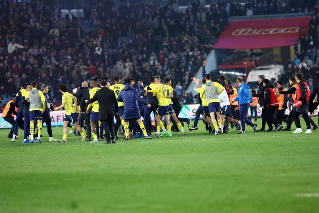 Fenerbahçeli futbolcuyu korner bayrağıyla kovaladı! Sözün bittiği yer! - Sayfa 41