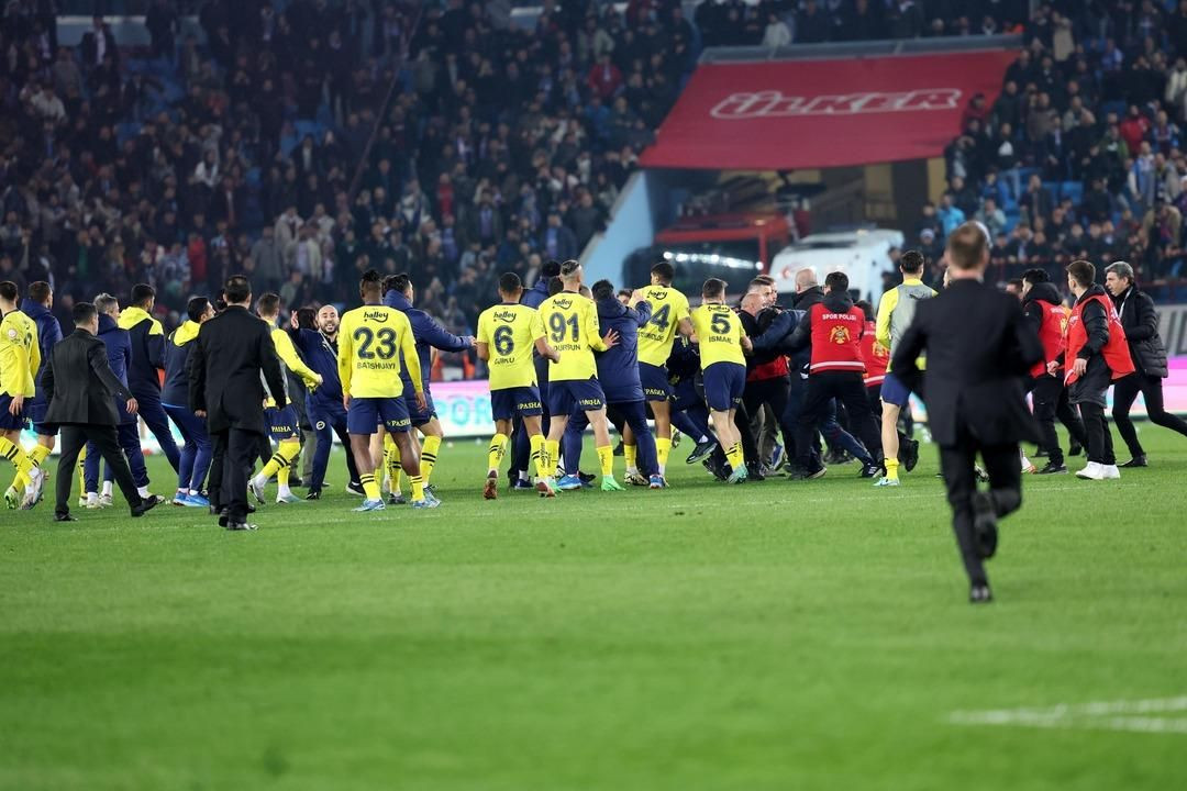 Fenerbahçeli futbolcuyu korner bayrağıyla kovaladı! Sözün bittiği yer! - Sayfa 45