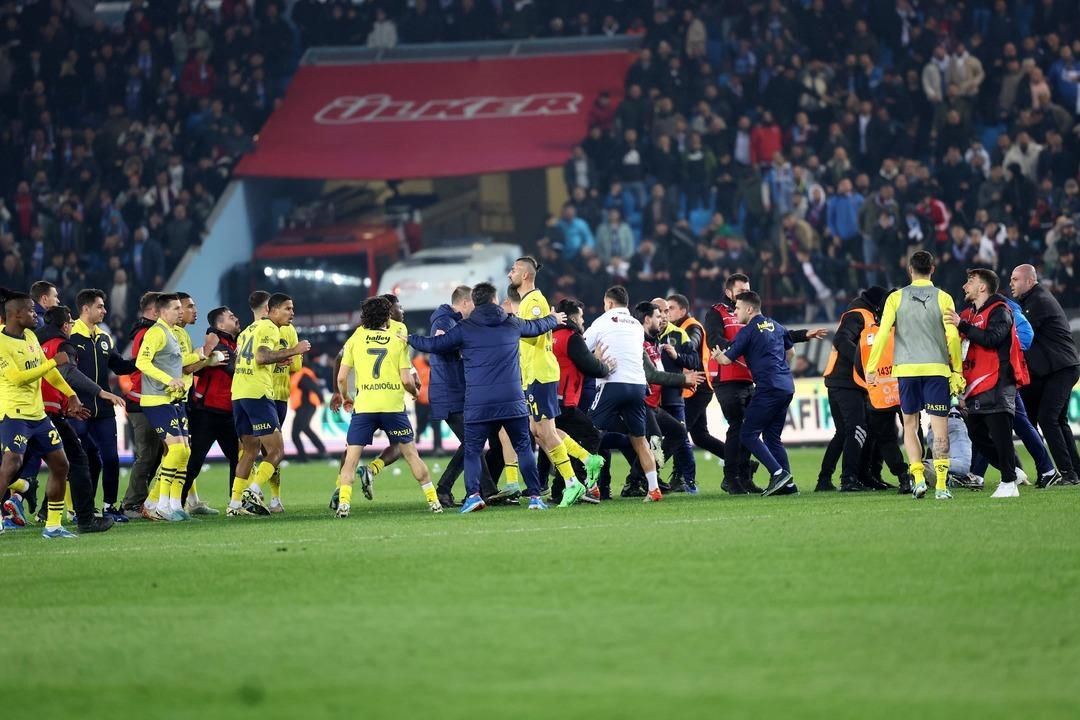 Fenerbahçeli futbolcuyu korner bayrağıyla kovaladı! Sözün bittiği yer! - Sayfa 46