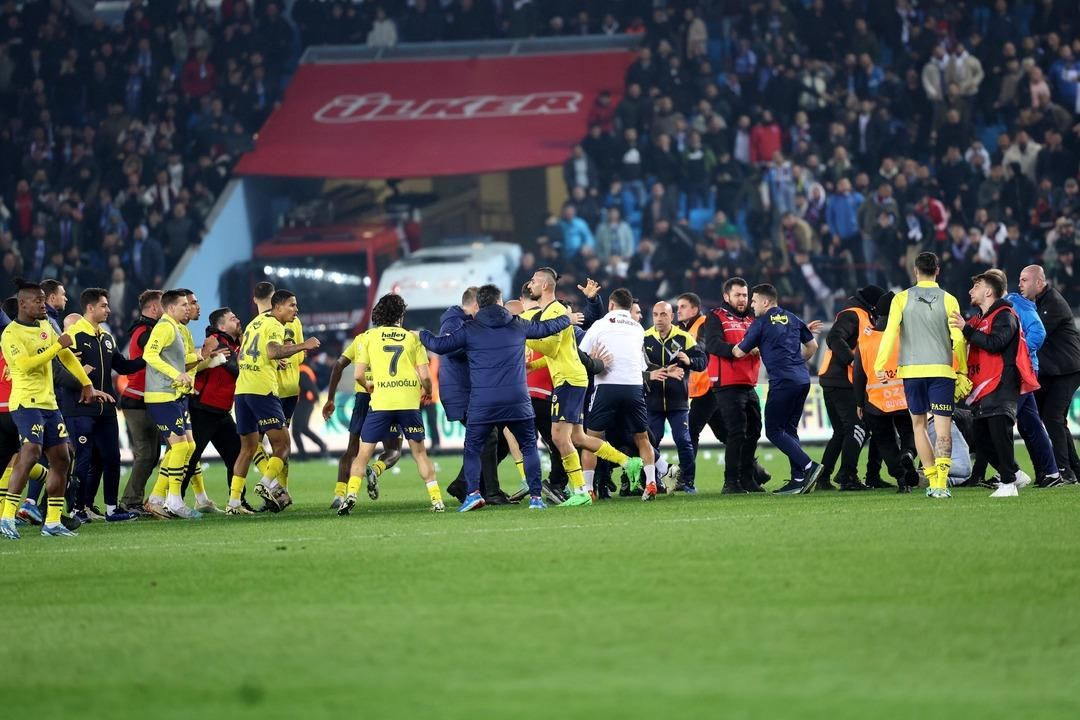 Fenerbahçeli futbolcuyu korner bayrağıyla kovaladı! Sözün bittiği yer! - Sayfa 47