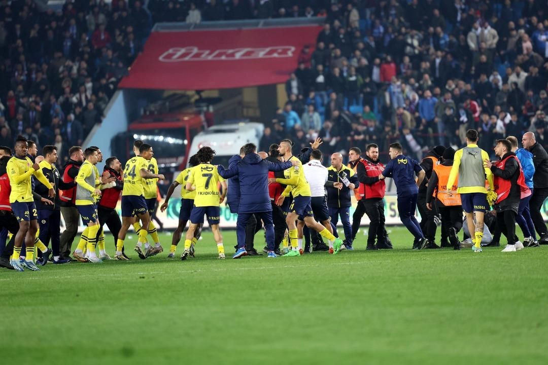 Fenerbahçeli futbolcuyu korner bayrağıyla kovaladı! Sözün bittiği yer! - Sayfa 48