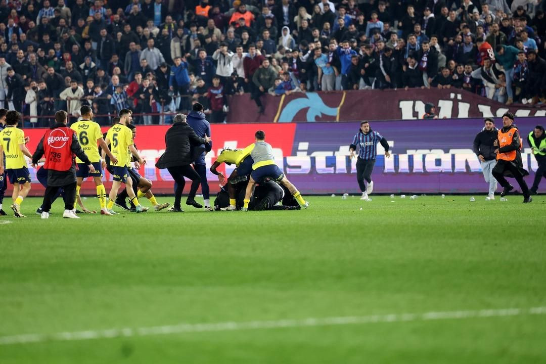 Fenerbahçeli futbolcuyu korner bayrağıyla kovaladı! Sözün bittiği yer! - Sayfa 55