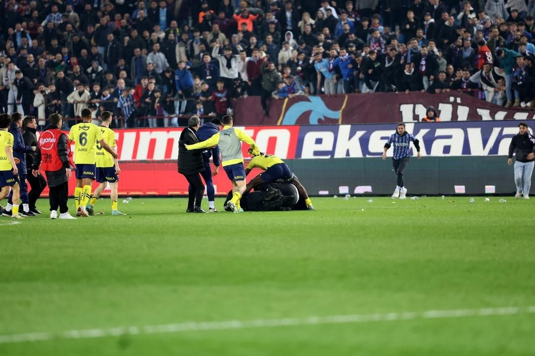 Fenerbahçeli futbolcuyu korner bayrağıyla kovaladı! Sözün bittiği yer! - Sayfa 56