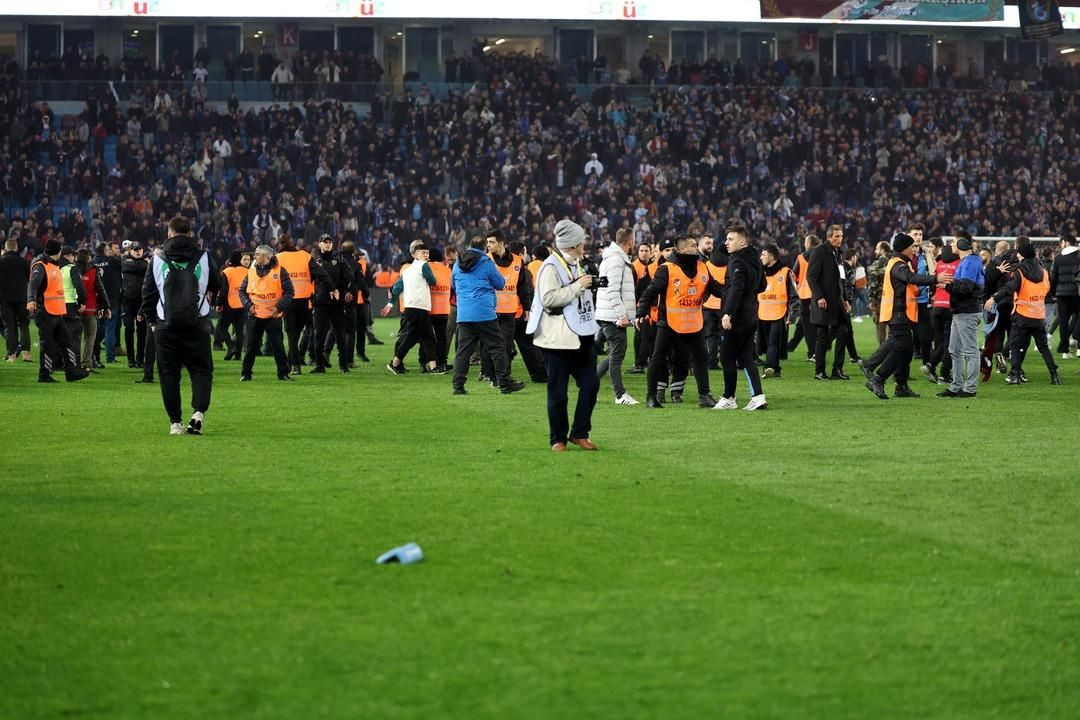 Fenerbahçeli futbolcuyu korner bayrağıyla kovaladı! Sözün bittiği yer! - Sayfa 16