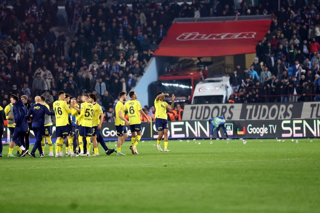 Fenerbahçeli futbolcuyu korner bayrağıyla kovaladı! Sözün bittiği yer! - Sayfa 1