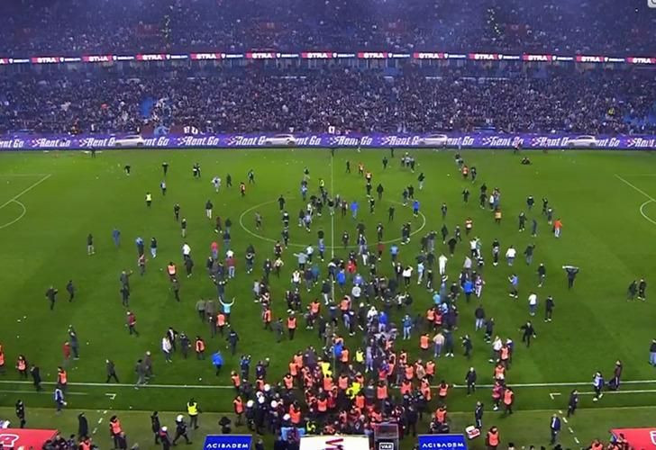 Trabzon'da skandal gece! Fenerbahçeli futbolculara yumrukla saldırdılar - Sayfa 1