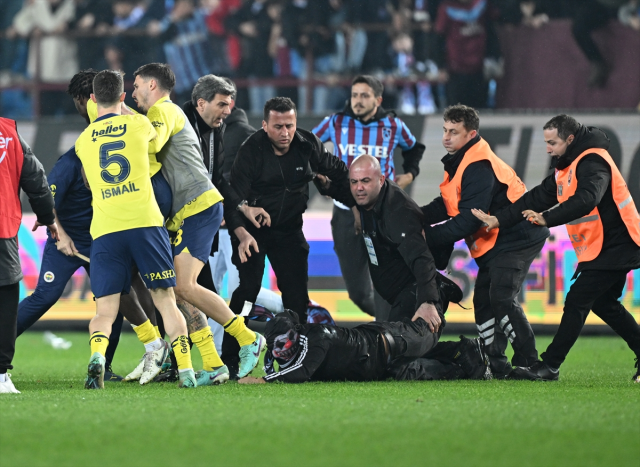 Osayi Samuel, kendisine doğru koşan Trabzonsporlu taraftara yumruk attı - Sayfa 7