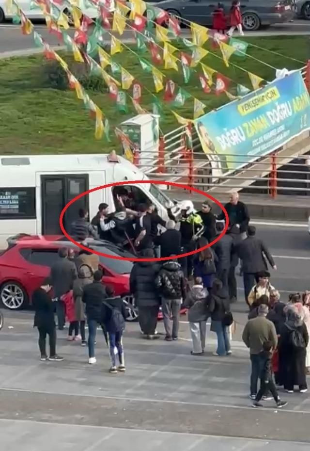 Polislerin üzerine otomobil sürdü, ortalık bir anda karıştı! Korku dolu anlar kamerada - Sayfa 4