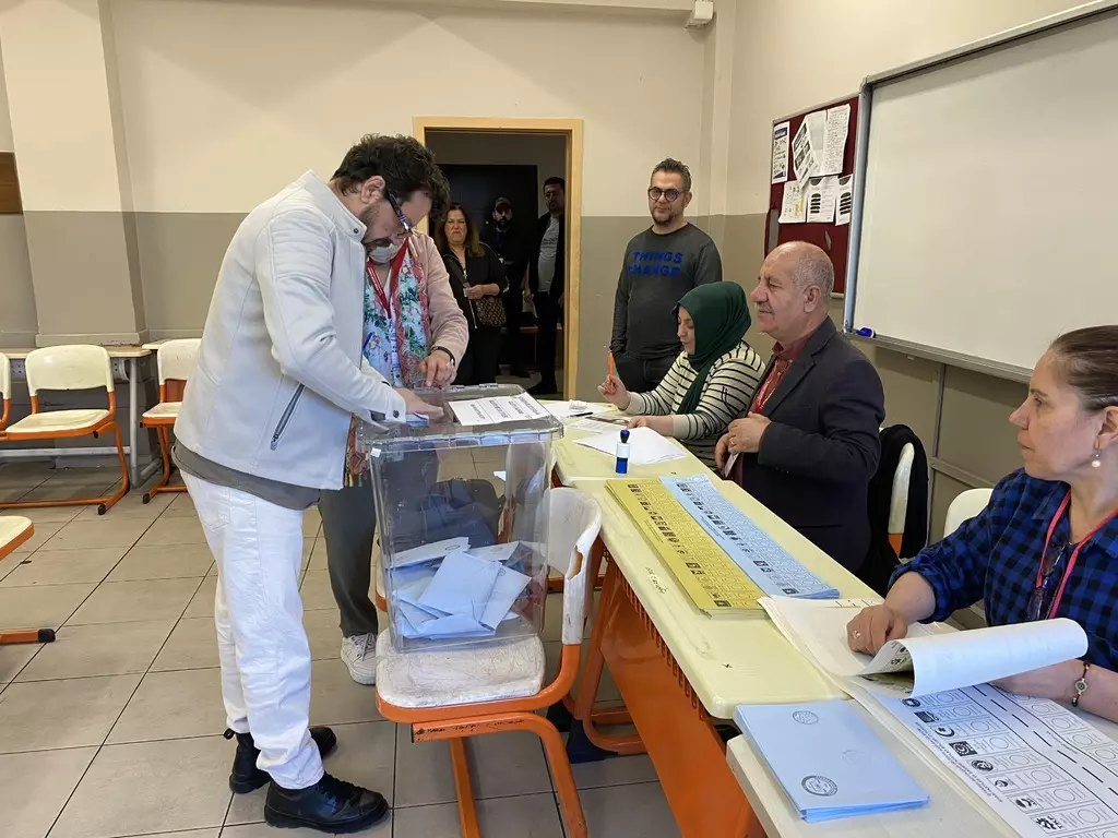 31 Mart yerel seçimlerinde ünlüler sandık başında! Cem Yılmaz yine kendini tutamadı - Sayfa 2