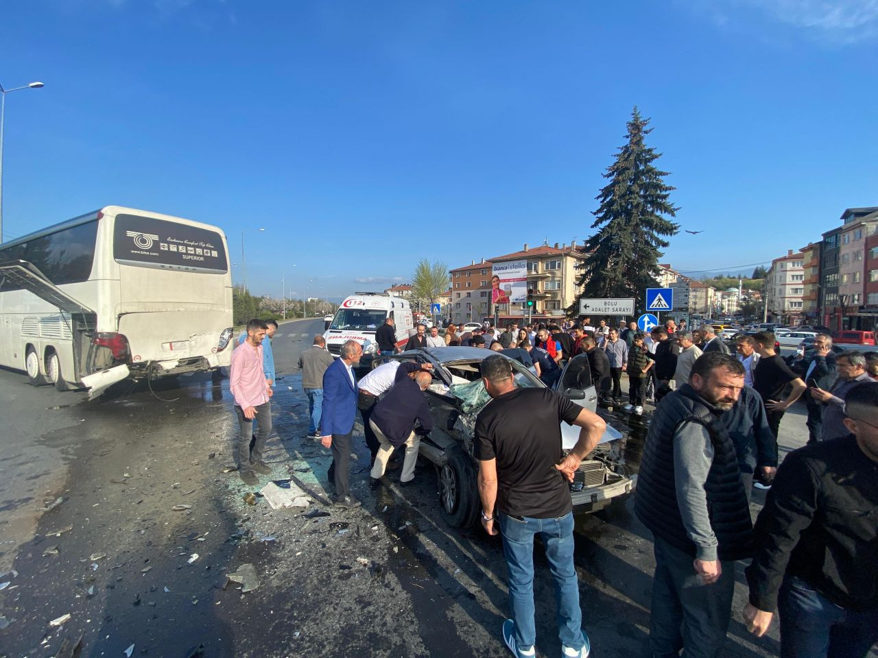 Bolu'da feci kaza! Tur otomobiline çarpan araç kağıt gibi ezildi - Sayfa 3