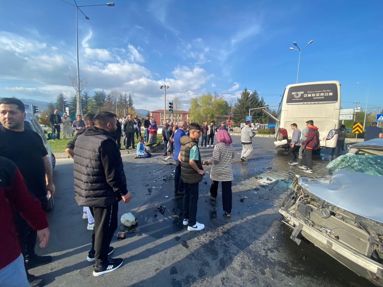 Bolu'da feci kaza! Tur otomobiline çarpan araç kağıt gibi ezildi - Sayfa 1