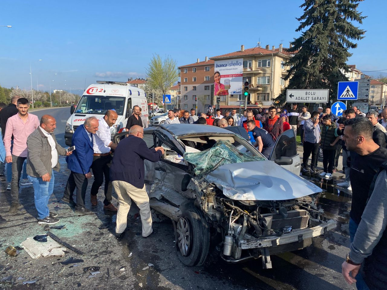 Bolu'da feci kaza! Tur otomobiline çarpan araç kağıt gibi ezildi - Sayfa 2