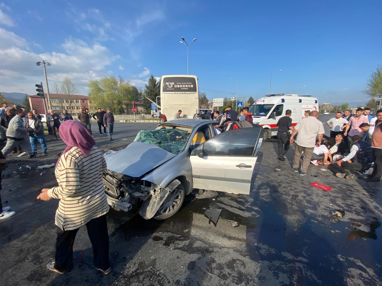 Bolu'da feci kaza! Tur otomobiline çarpan araç kağıt gibi ezildi - Sayfa 5