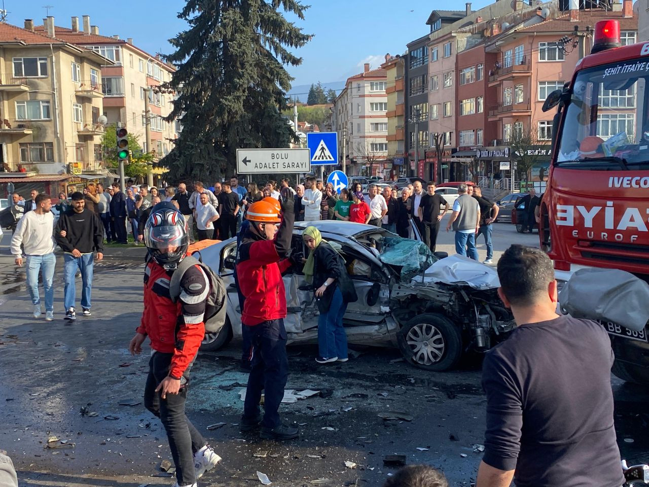 Bolu'da feci kaza! Tur otomobiline çarpan araç kağıt gibi ezildi - Sayfa 9