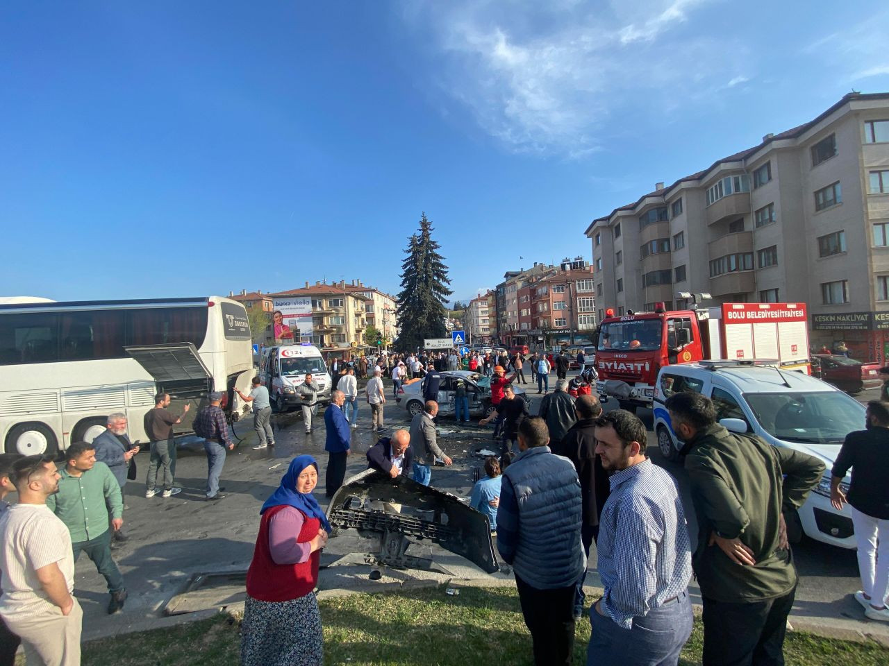 Bolu'da feci kaza! Tur otomobiline çarpan araç kağıt gibi ezildi - Sayfa 6