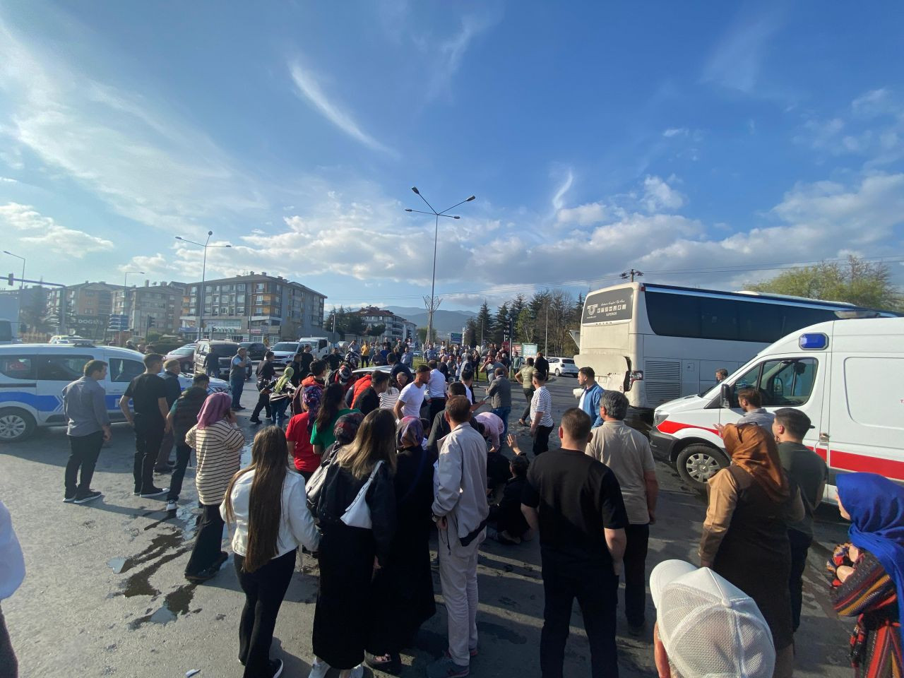 Bolu'da feci kaza! Tur otomobiline çarpan araç kağıt gibi ezildi - Sayfa 4