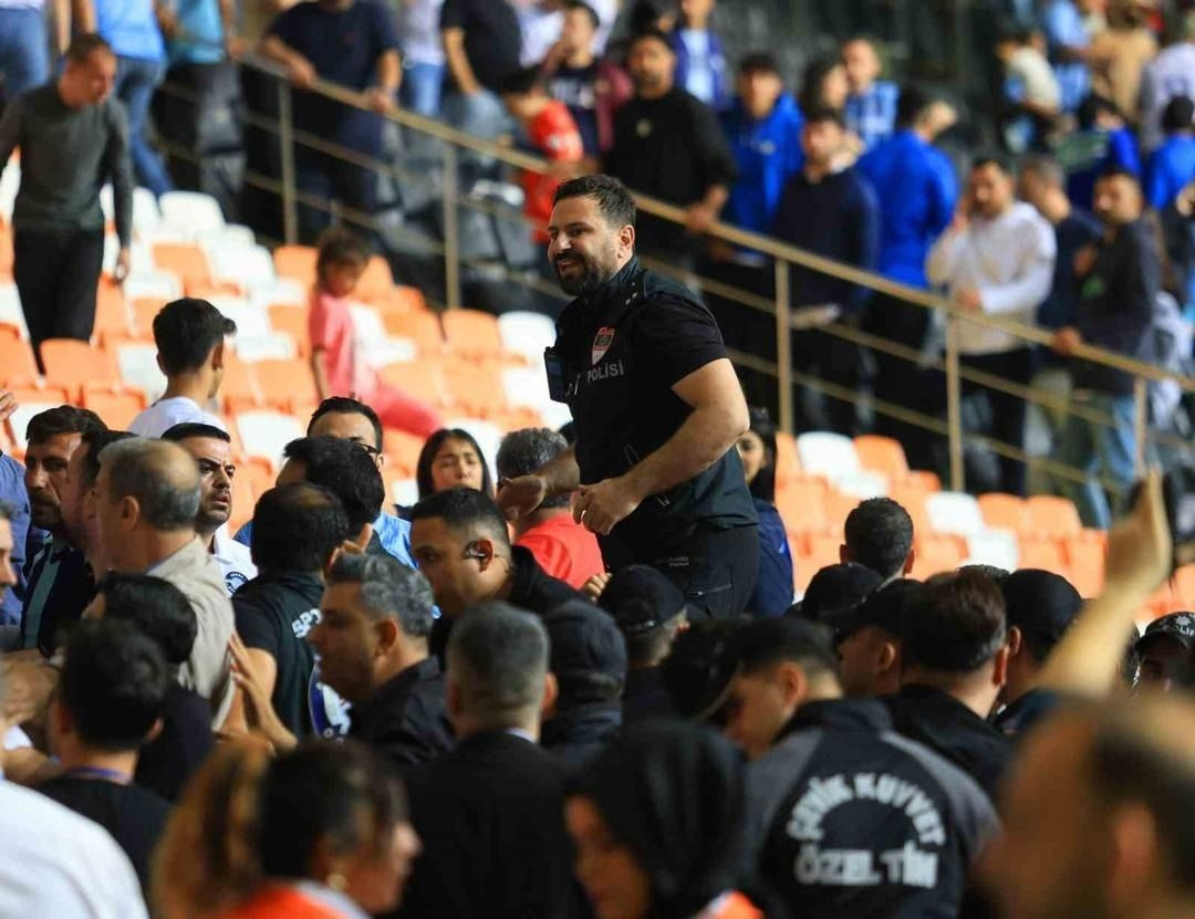 Süper Lig'de yine olay çıktı! Taraftar sahaya girdi, ortalık karıştı - Sayfa 10