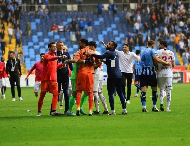 Süper Lig'de yine olay çıktı! Taraftar sahaya girdi, ortalık karıştı - Sayfa 5