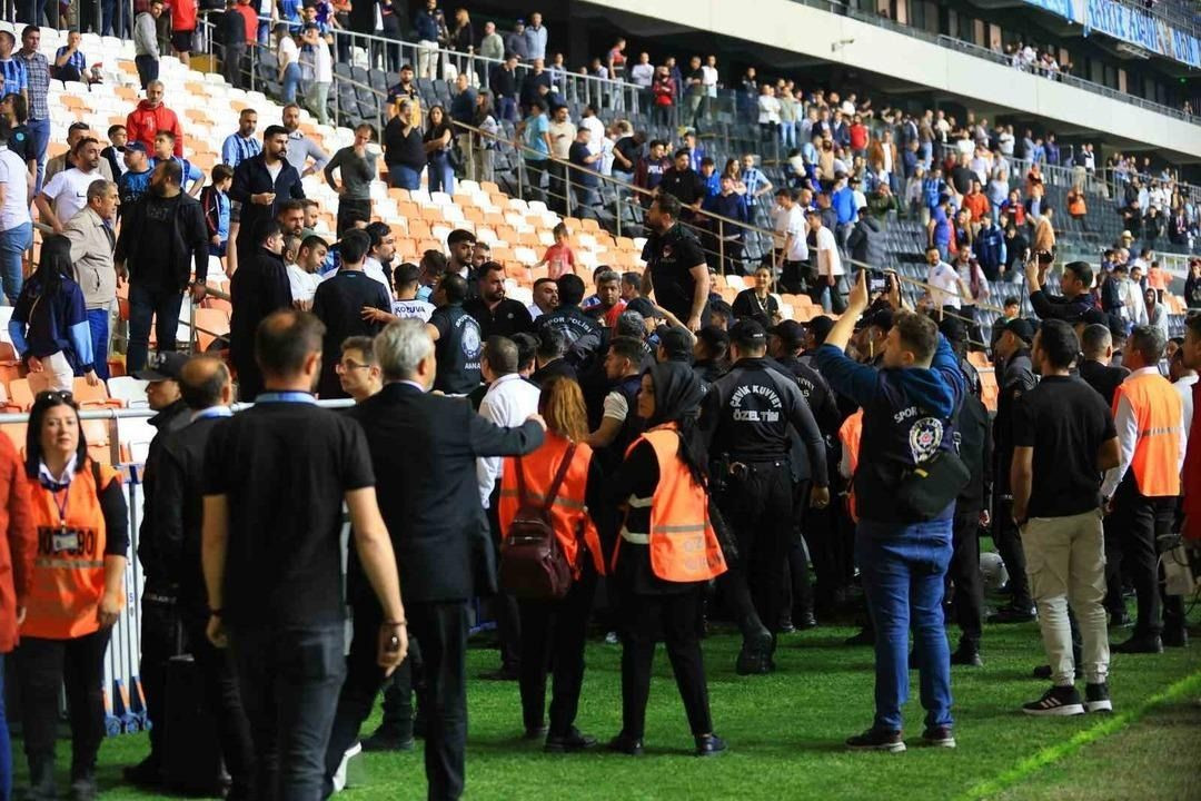 Süper Lig'de yine olay çıktı! Taraftar sahaya girdi, ortalık karıştı - Sayfa 6