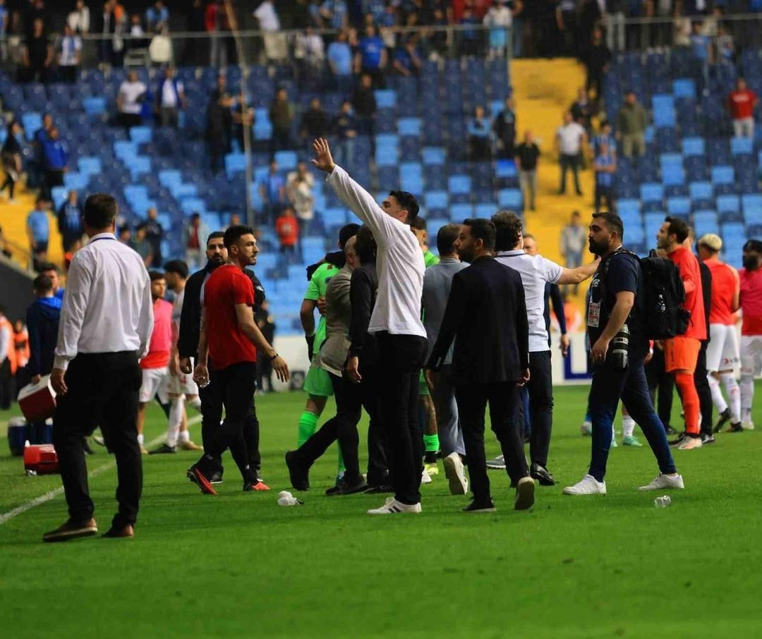 Süper Lig'de yine olay çıktı! Taraftar sahaya girdi, ortalık karıştı - Sayfa 7