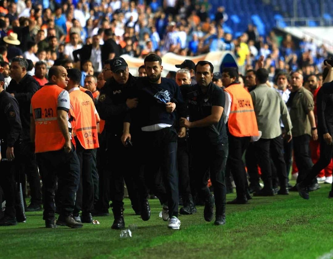 Süper Lig'de yine olay çıktı! Taraftar sahaya girdi, ortalık karıştı - Sayfa 8