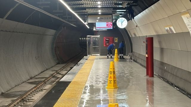 Megakenti sağanak esir aldı! Metro istasyonunu su bastı - Sayfa 1