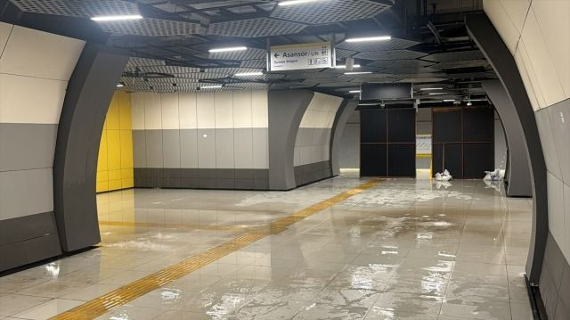 Megakenti sağanak esir aldı! Metro istasyonunu su bastı - Sayfa 4