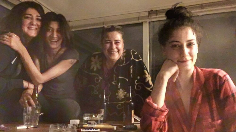Hazal Kaya'nın avukat annesi kiracısıyla birbirine girdi! Tüm mahalle pencereye koştu… - Sayfa 1