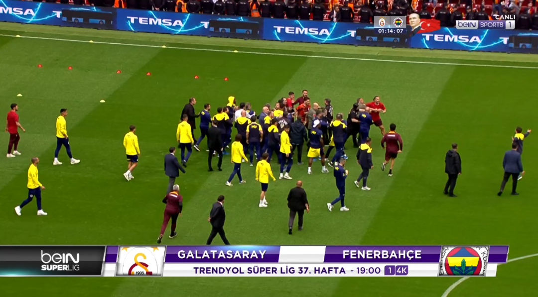 Galatasaray-Fenerbahçe derbisi öncesi futbolcular birbirine girdi! Polis müdahalesi geldi - Sayfa 11