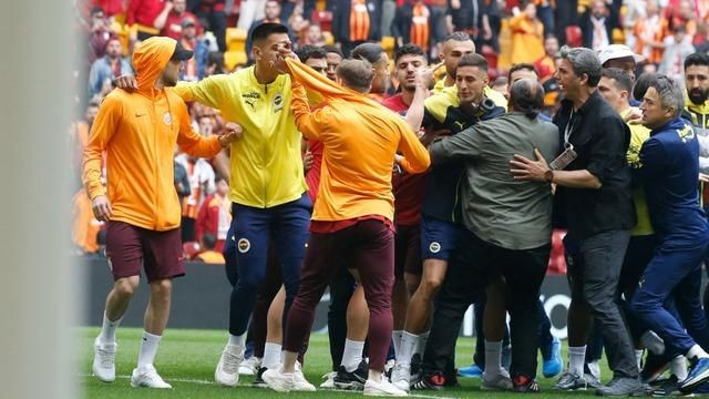 Galatasaray-Fenerbahçe derbisi öncesi futbolcular birbirine girdi! Polis müdahalesi geldi - Sayfa 2