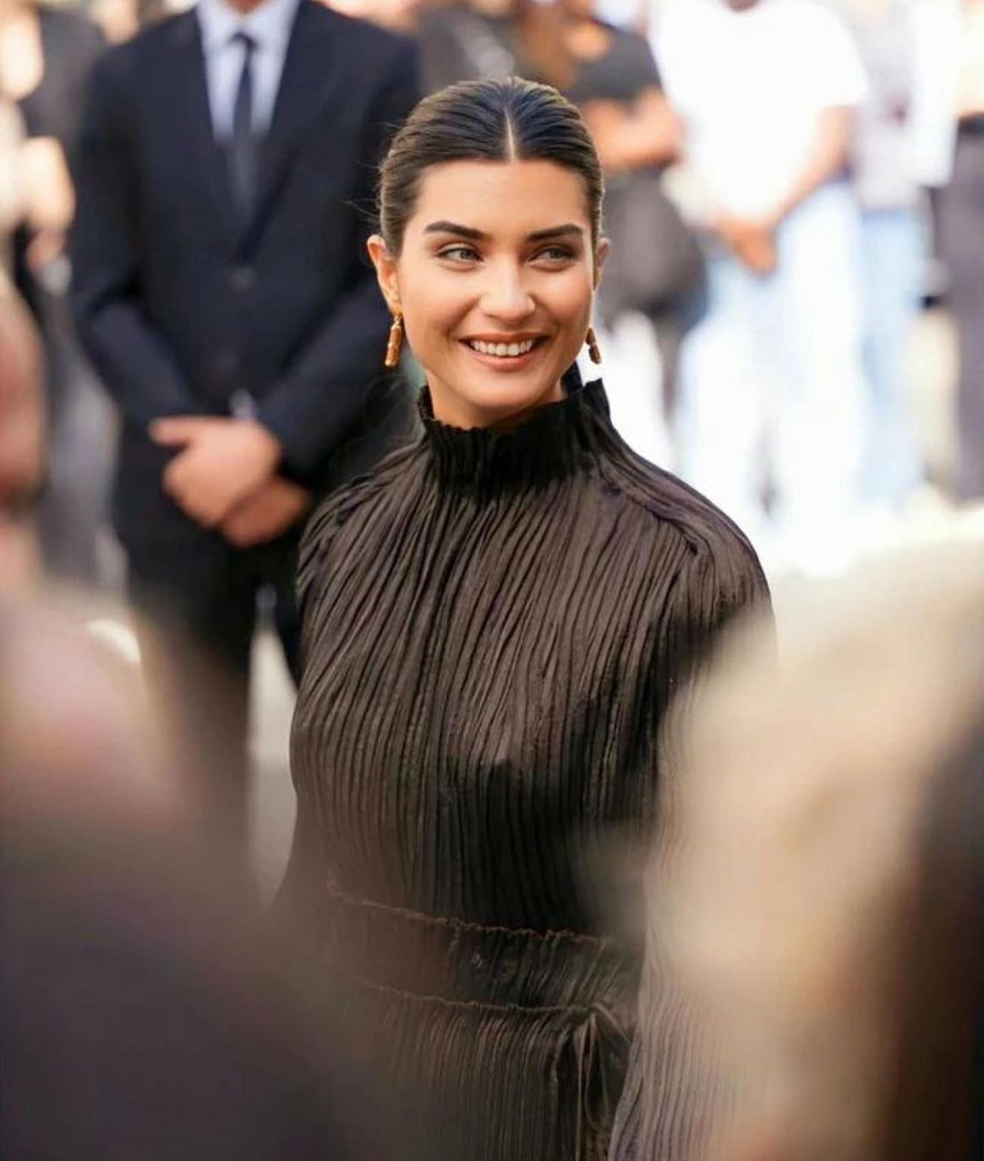 Tuba Büyüküstün Cannes Film Festivali'ne katıldı! Tarzı ile dillere düştü! Kombinine yorum yağdı - Sayfa 7