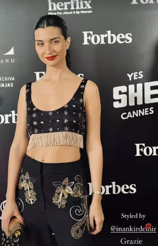 Tuba Büyüküstün Cannes Film Festivali'ne katıldı! Tarzı ile dillere düştü! Kombinine yorum yağdı - Sayfa 3