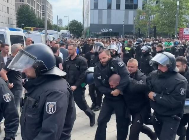 Fenerbahçeliler Yunan taraftarlarla birbirine girdi! Berlin sokakları karıştı - Sayfa 3