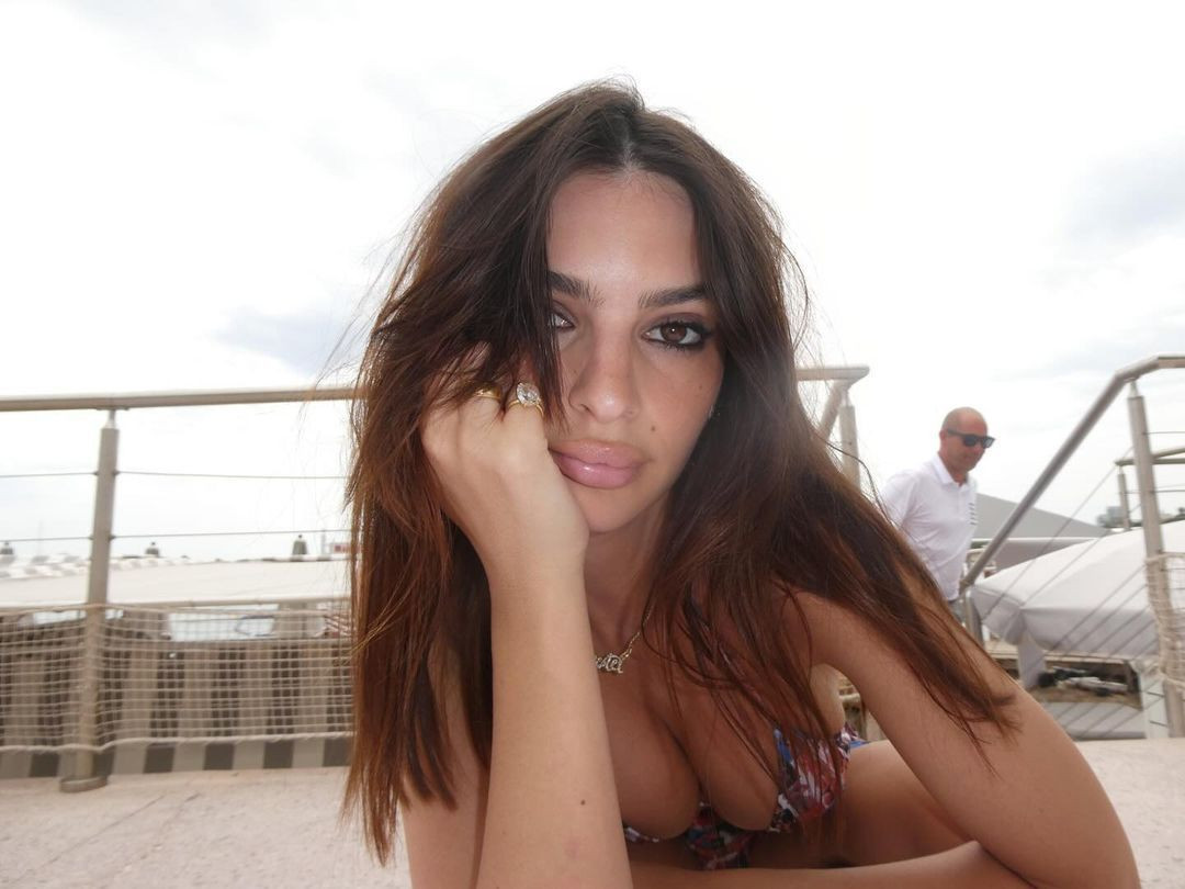 Emily Ratajkowski'den nefes kesen pozlar - Sayfa 24