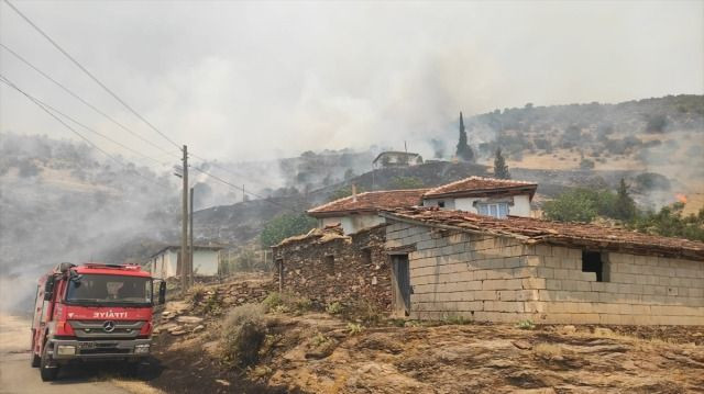 Alevler evlere kadar ulaştı! Manisa'da orman yangını saatlerdir söndürülemiyor - Sayfa 1