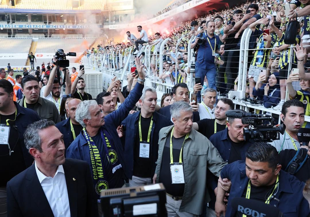 Fenerbahçe'nin yeni hocası Jose Mourinho imzayı attı! "Ben artık size aitim" - Sayfa 35