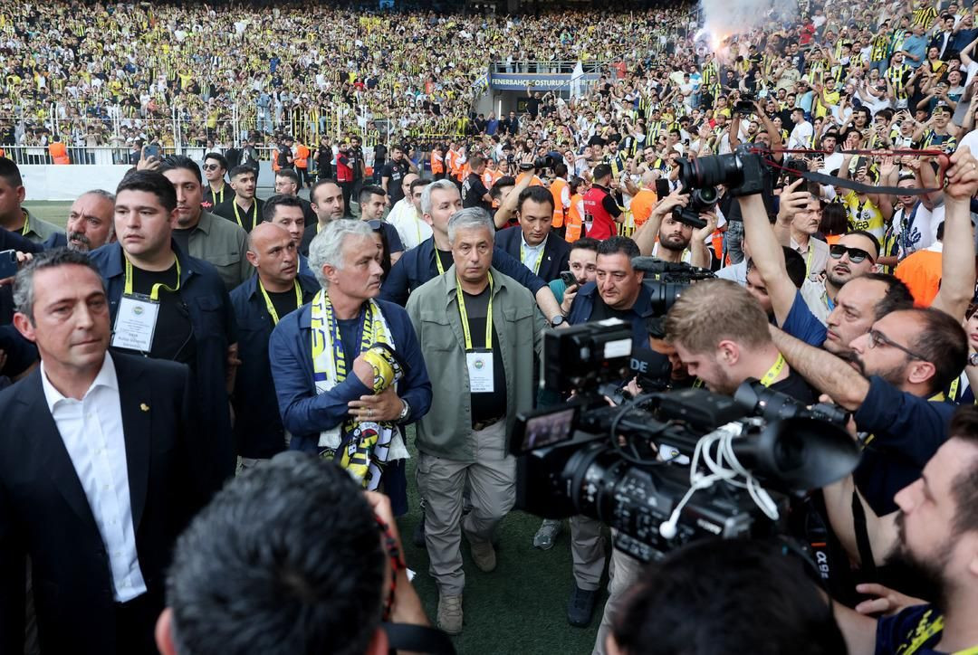 Fenerbahçe'nin yeni hocası Jose Mourinho imzayı attı! "Ben artık size aitim" - Sayfa 40