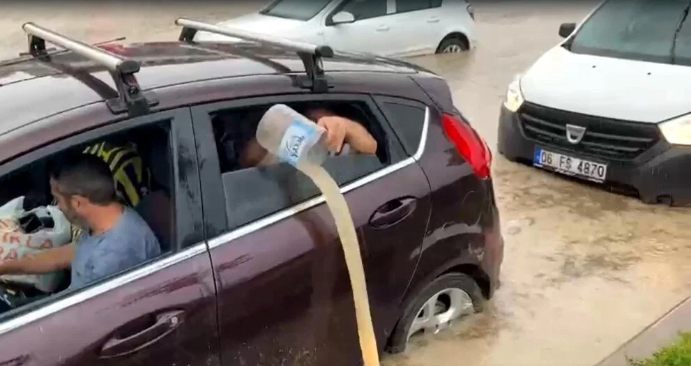 Ankara'yı sağanak vurdu! Yollar sulara gömüldü! - Sayfa 1