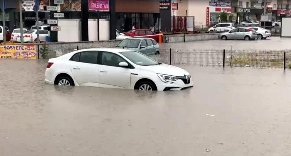 Ankara'yı sağanak vurdu! Yollar sulara gömüldü! - Sayfa 4